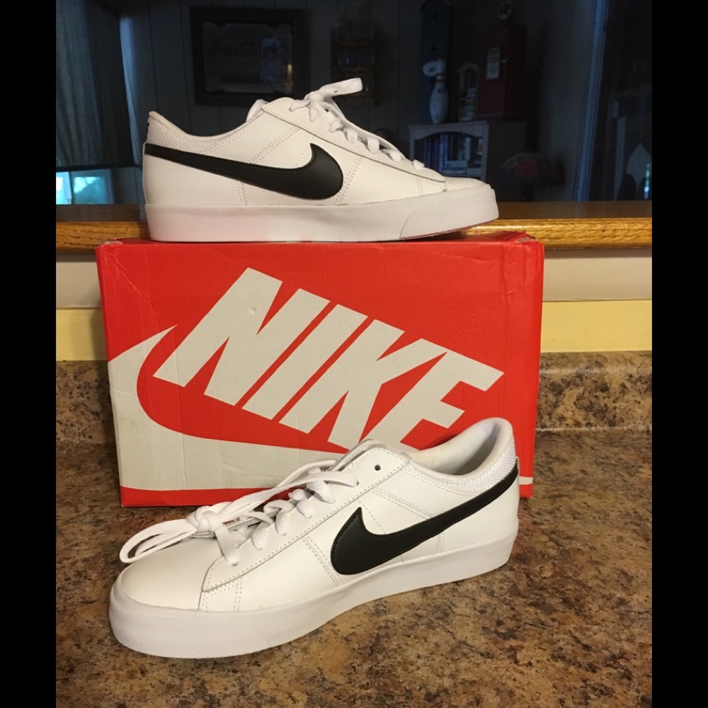 NIB Men’s Nike Court Classic Sneakers Sz 8
